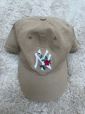 '47 NY Yankees Cap with White Embroidered Rose Logo